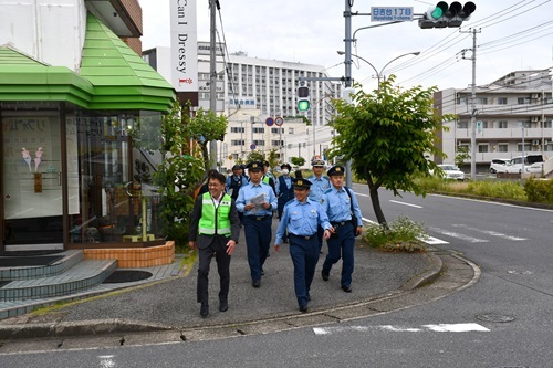 成田警察署員の皆様とパトロールをする五十嵐市長