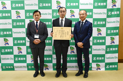 五十嵐市長、小幡健二郎前行政相談委員、花井千葉行政監視行政相談センター所長の記念写真