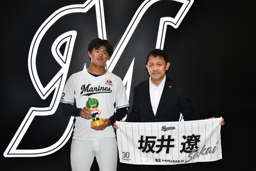 五十嵐市長と坂井選手の記念写真