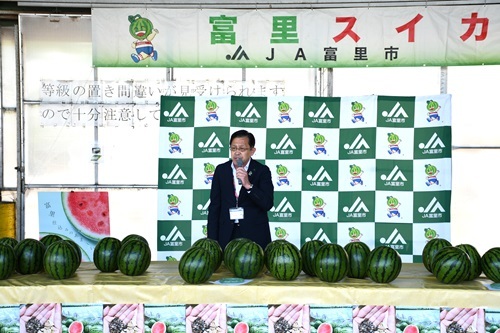 査定会で挨拶を述べる五十嵐市長