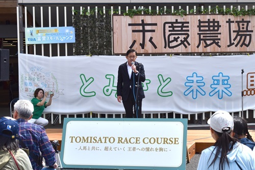 セレモニーで挨拶をする五十嵐市長