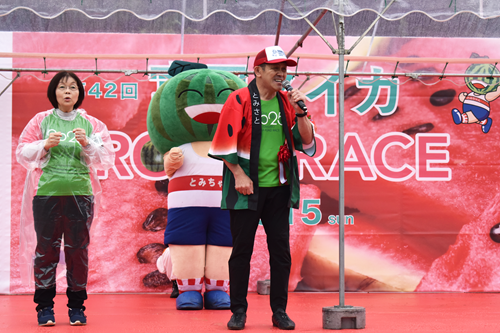 開会式で挨拶をする五十嵐市長