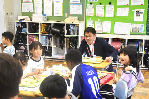 七栄小学校生徒と給食を食べる五十嵐市長