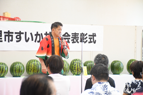 すいか共進会表彰式で挨拶をする五十嵐市長