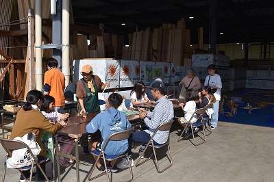 木製の箸づくり体験の様子1