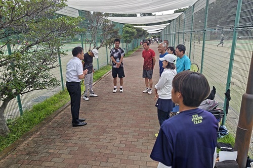 テニス選手の方々に激励する、五十嵐市長の様子