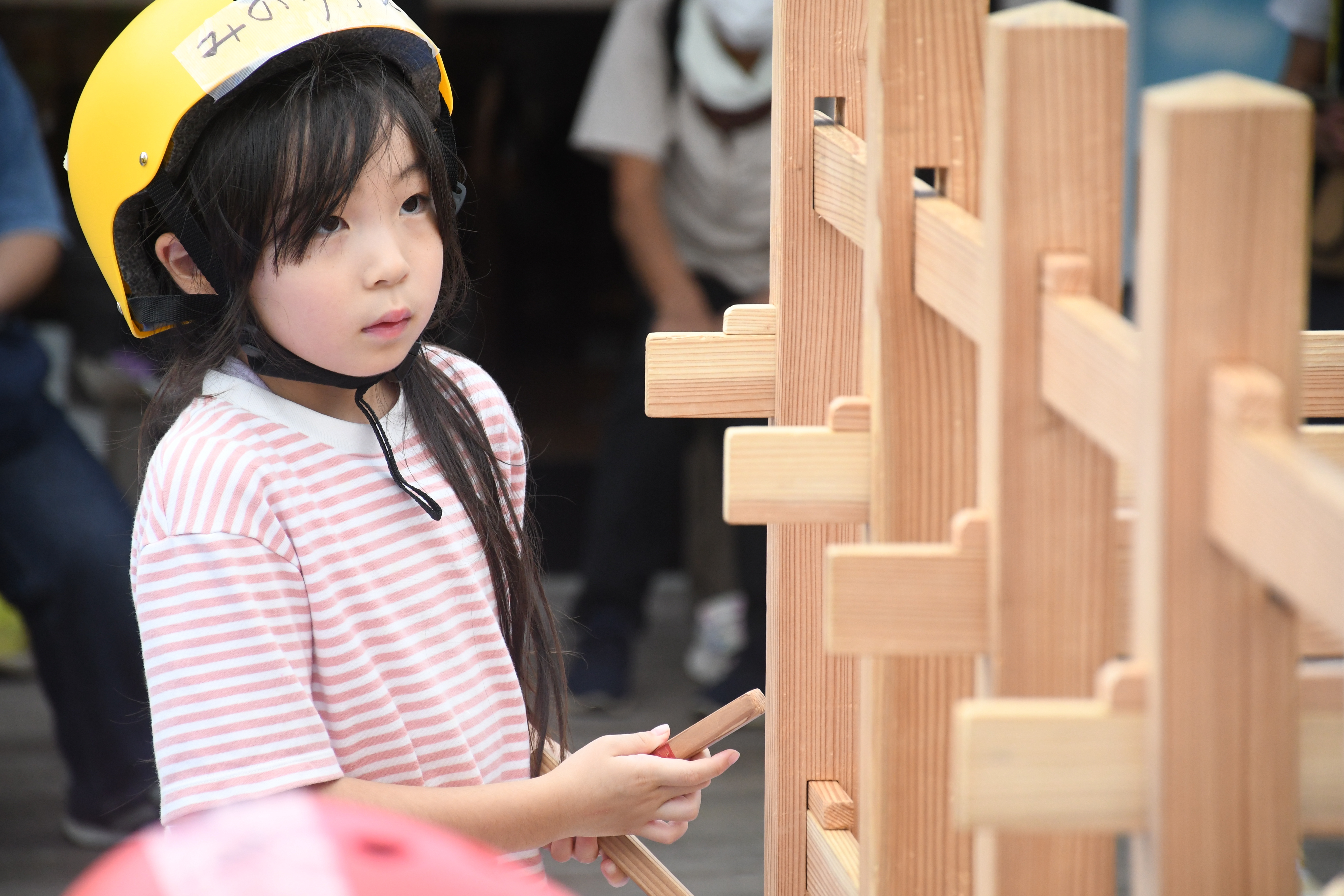 くむんだーを組み立てている子どもの様子
