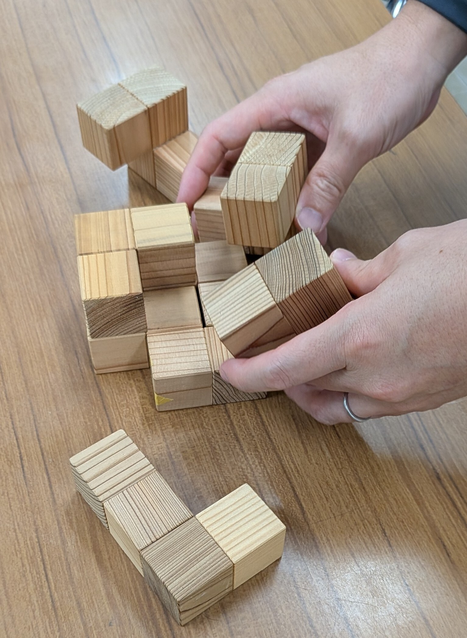 木工パズル(組み立て中)