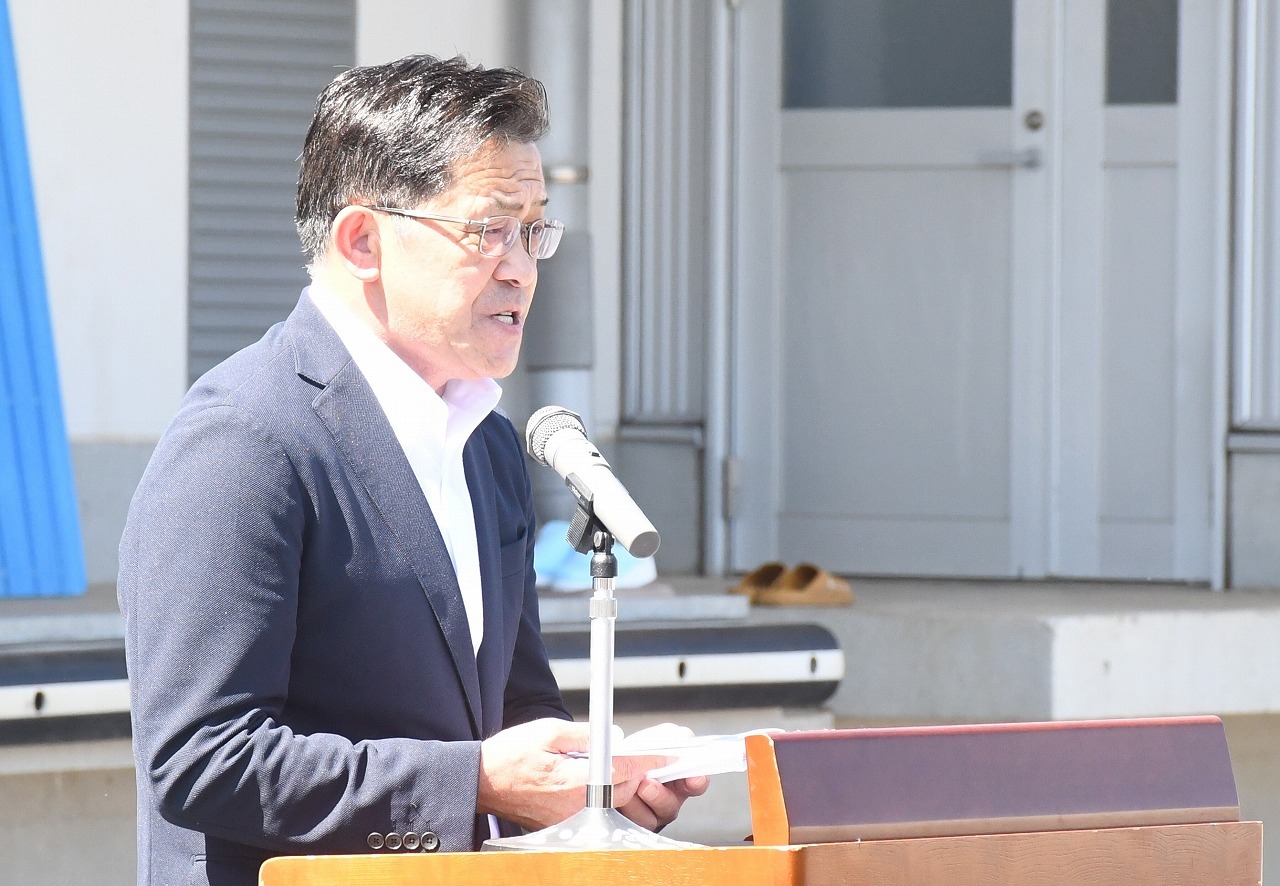 出発に先立ち挨拶をする五十嵐市長の様子