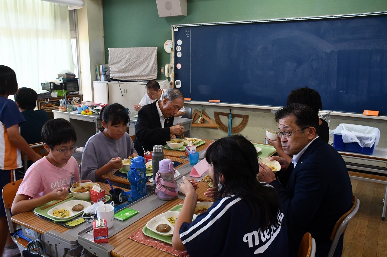 酒々井小学校児童と両市町長が給食を食べられている様子