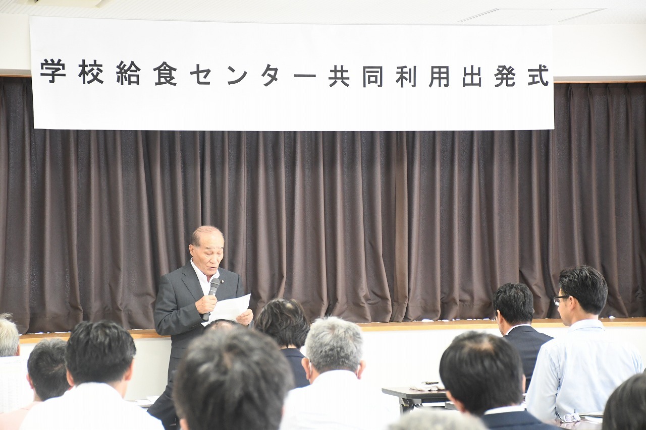 出発式で挨拶される鈴木市議会議長の様子