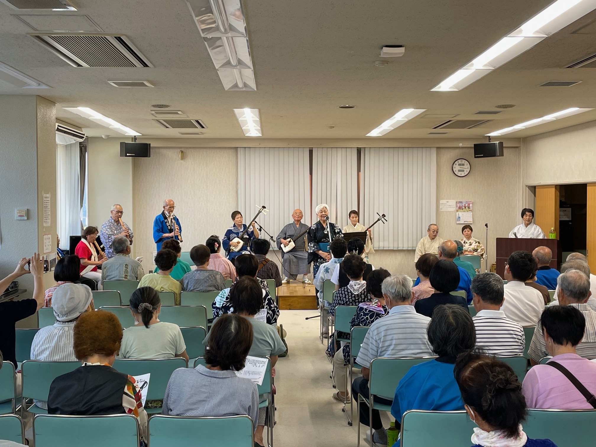 竹謡会が民謡を披露している写真1枚目