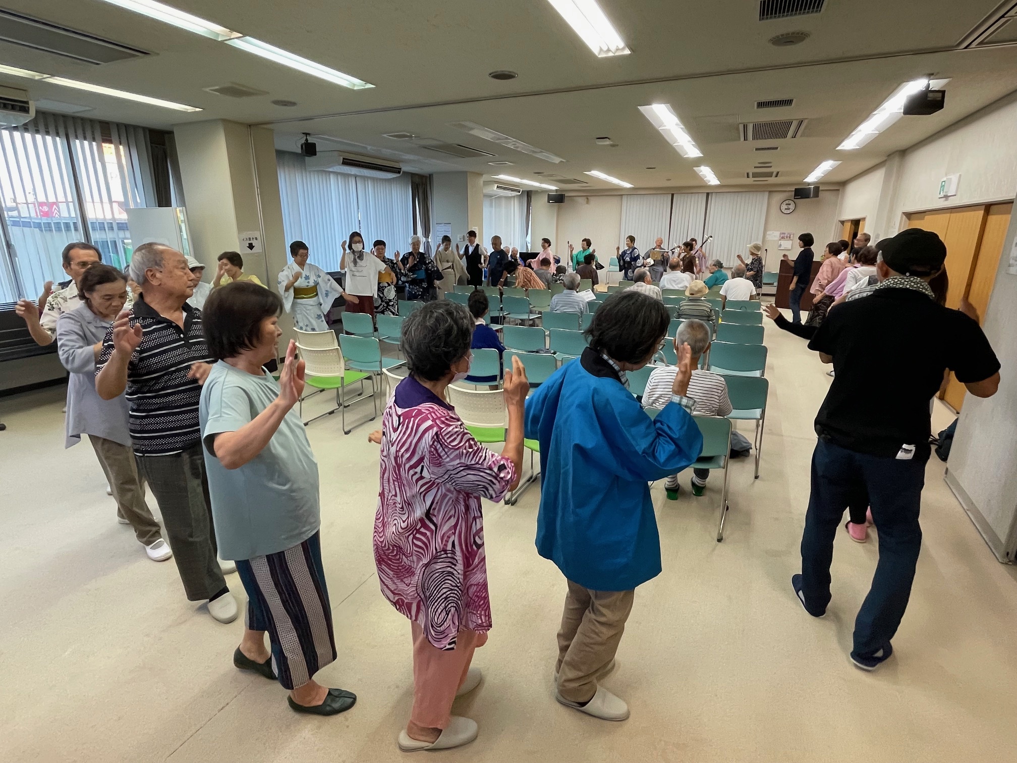 参加者で炭坑節を踊っている写真