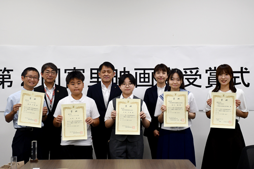 受賞者の皆様と、五十嵐市長の記念写真