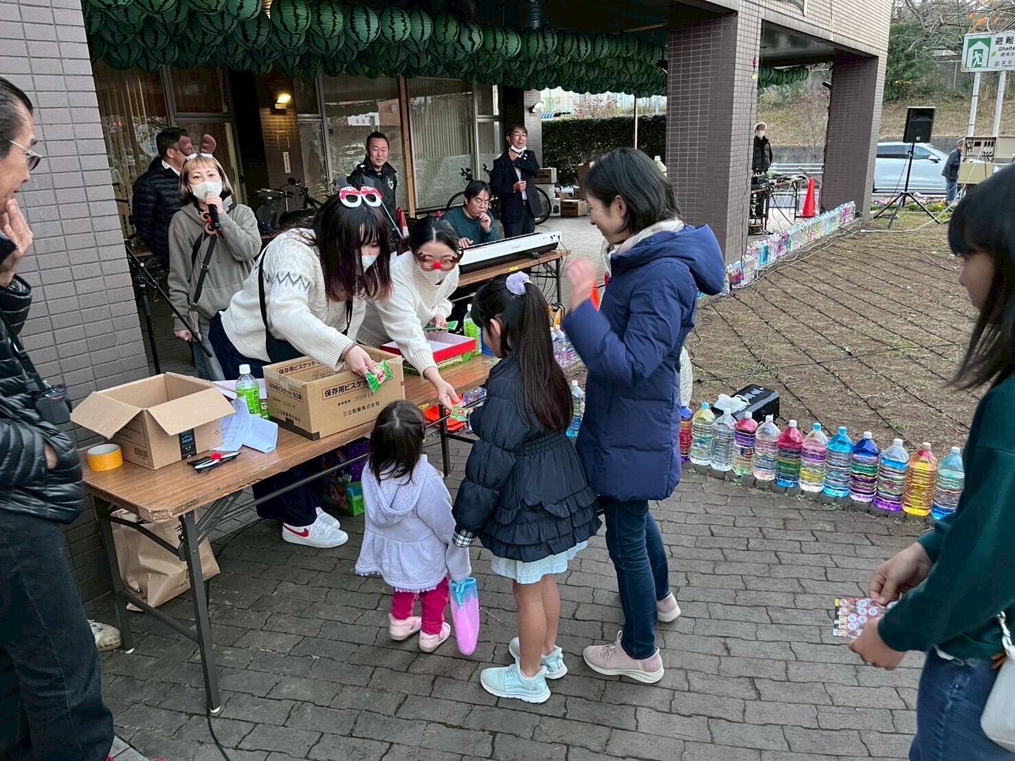 ビンゴ大会の景品配布