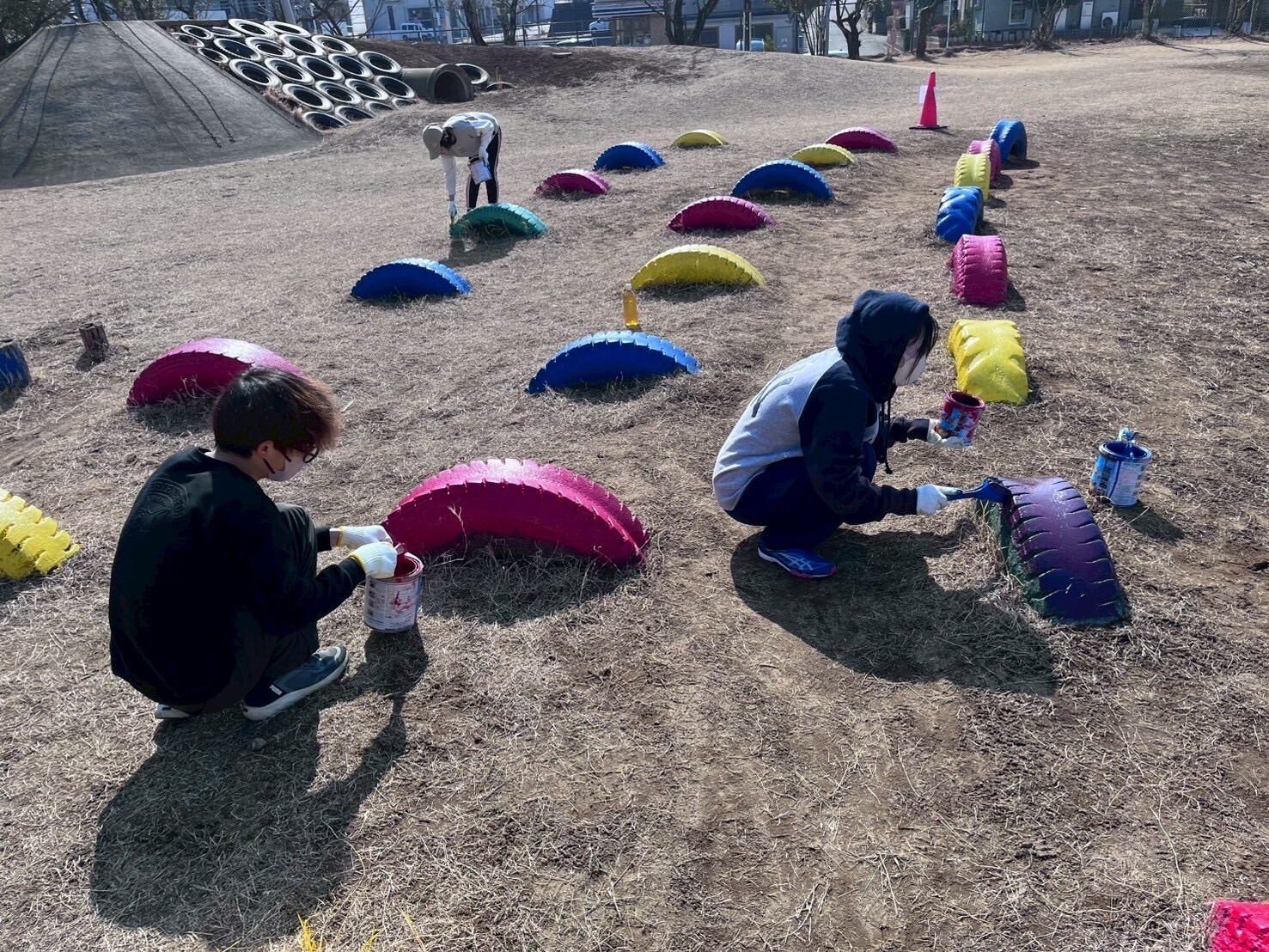 タイヤにペンキ塗りをしている様子