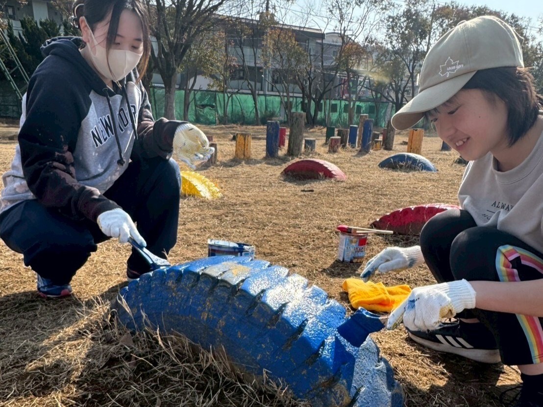 タイヤにペンキ塗りをしている様子2