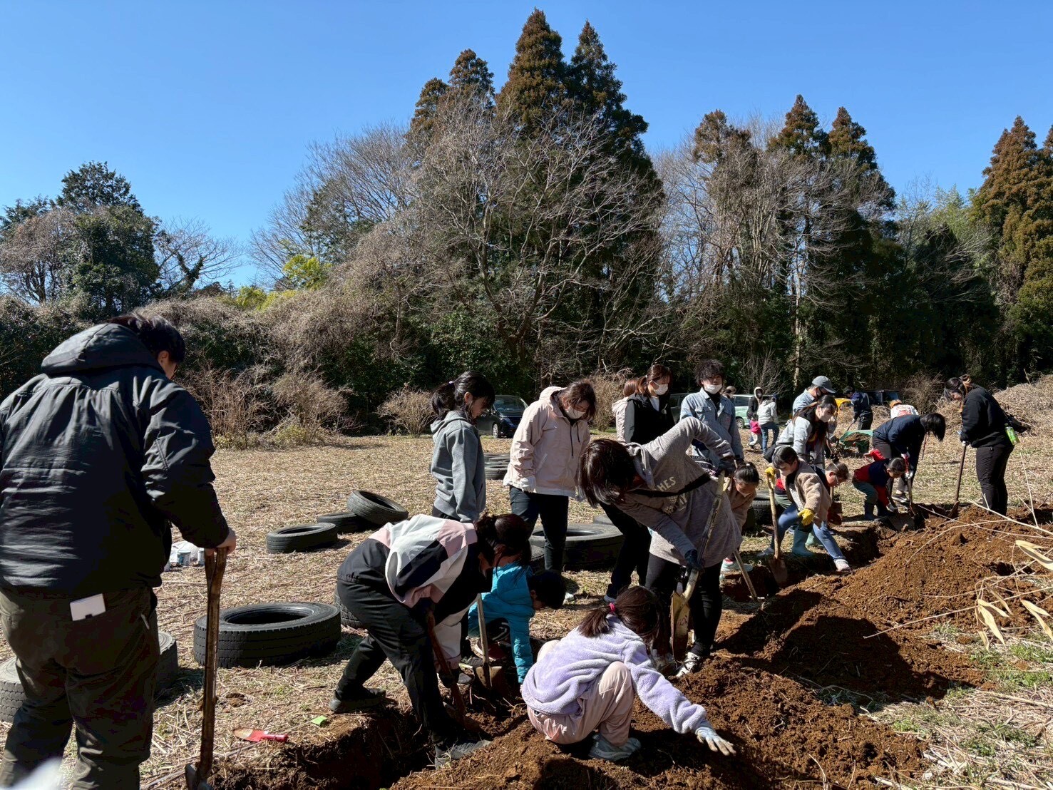 タイヤを埋めている様子