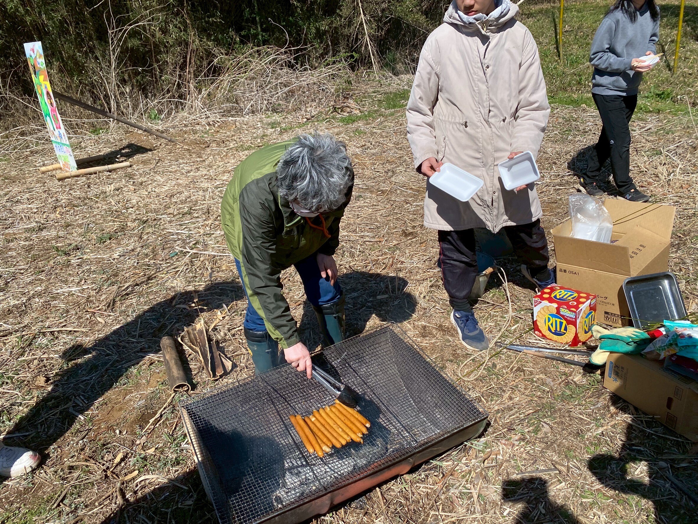 ソーセージを焼いている様子