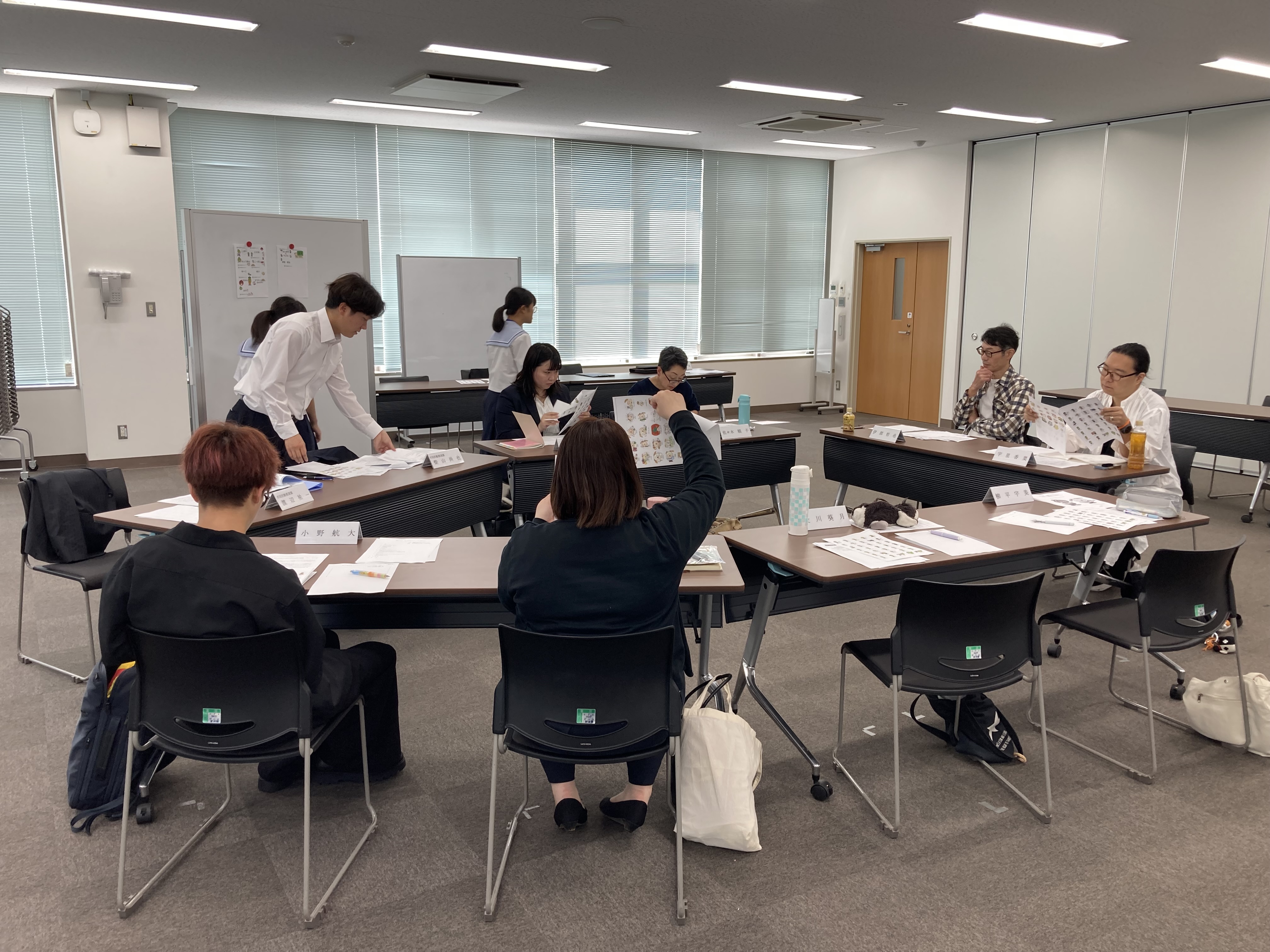 名刺作りの様子の写真