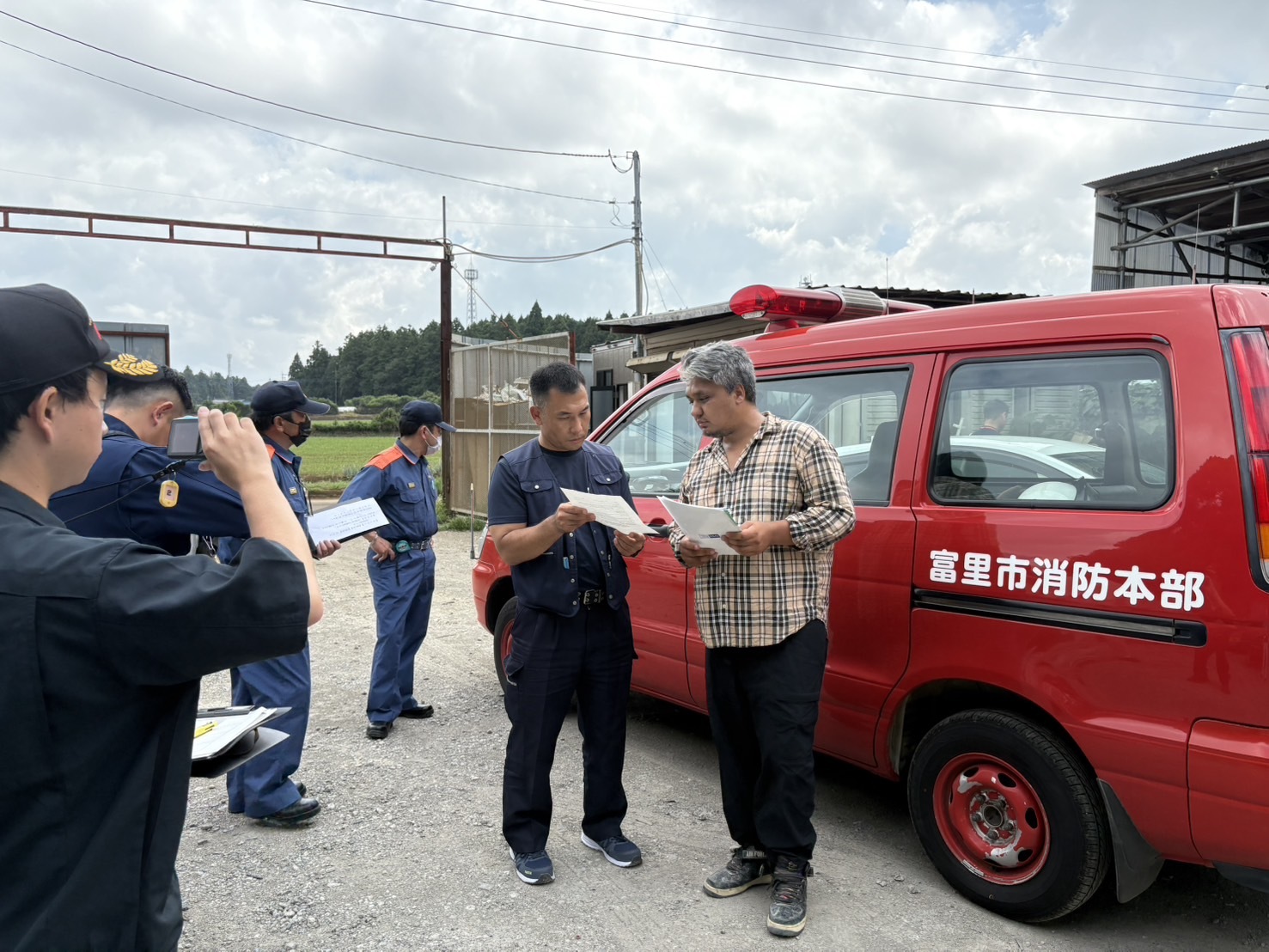 自動車ヤード訪問して説明している様子4