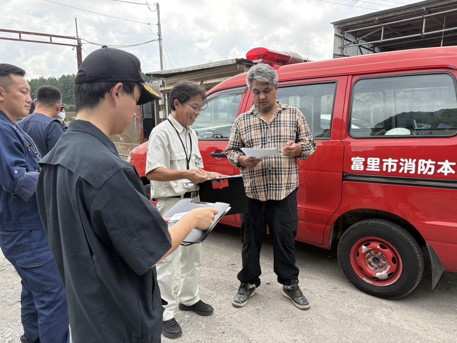 自動車ヤード訪問して説明している様子3