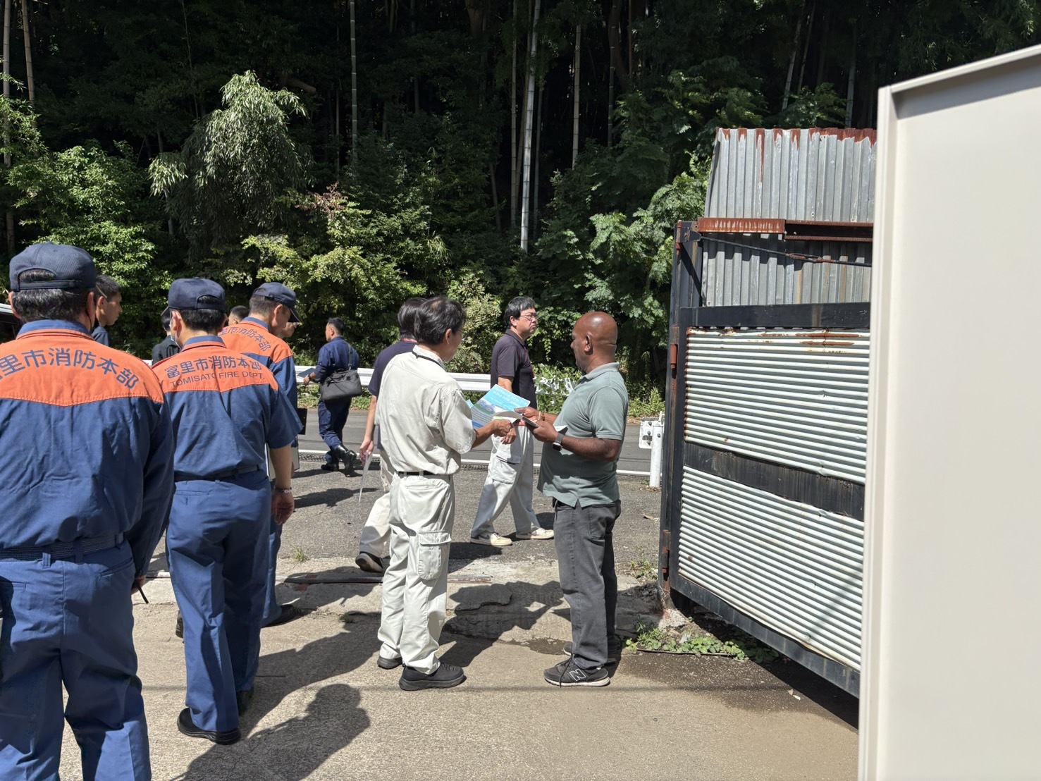 自動車ヤード訪問して説明している様子2