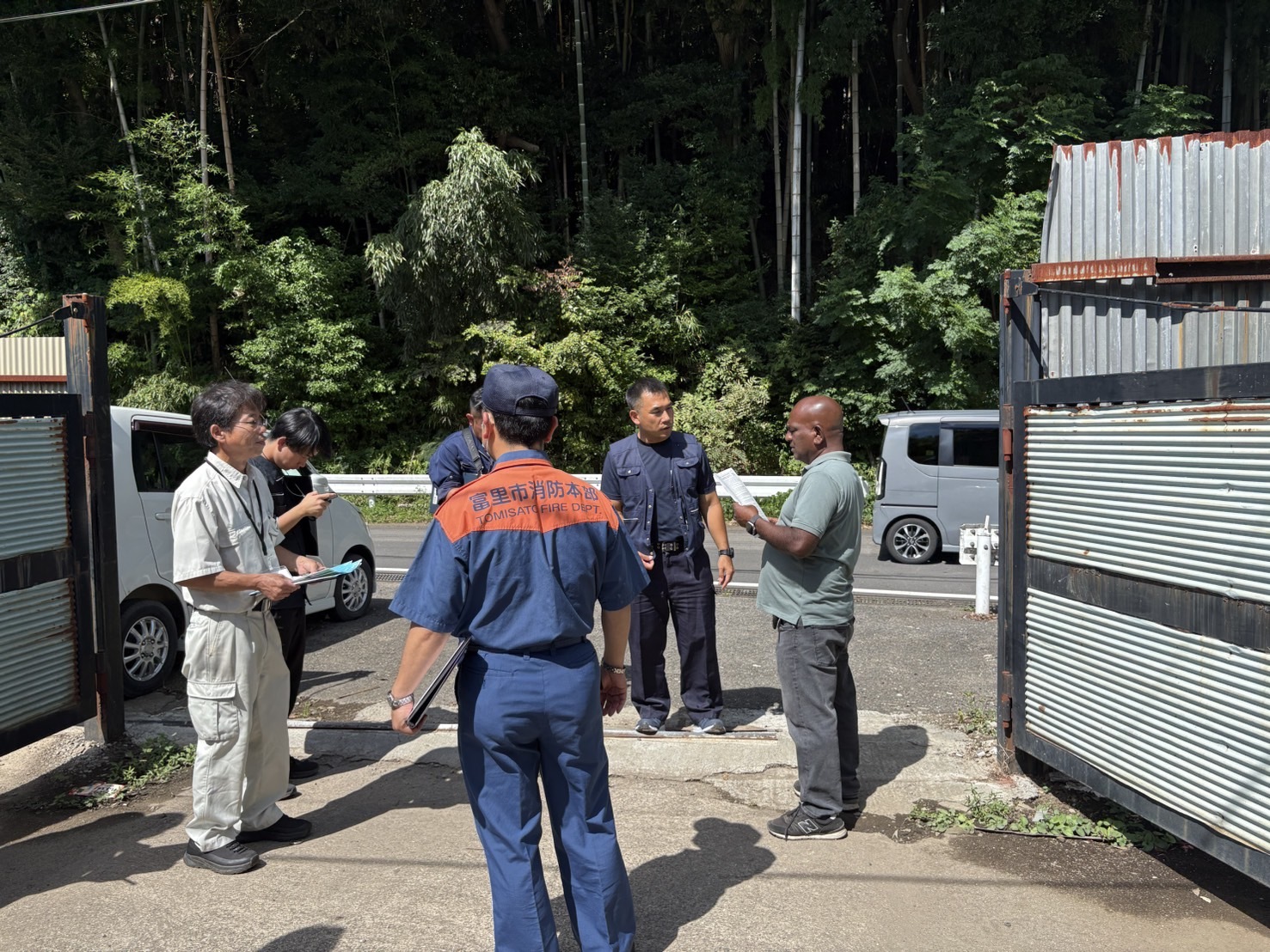 自動車ヤード訪問して説明している様子1