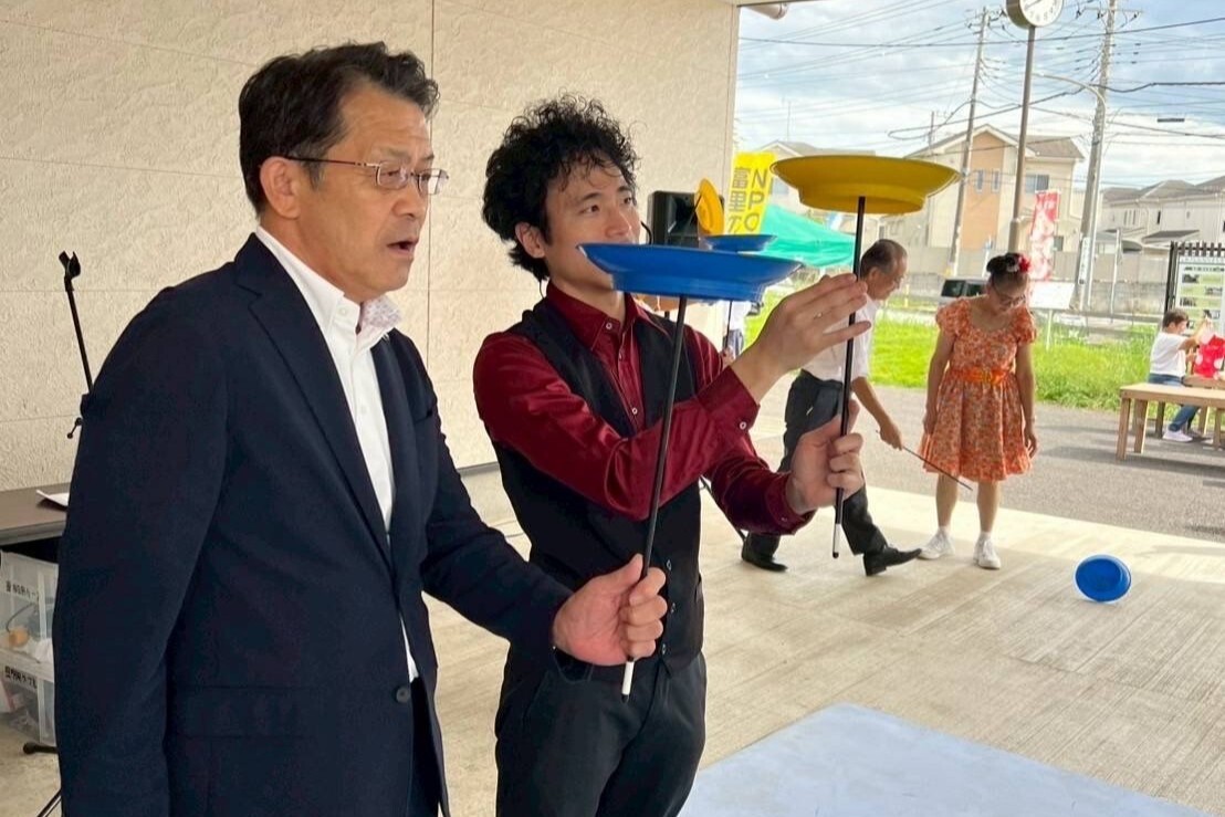 五十嵐市長が皿回し体験をしている写真