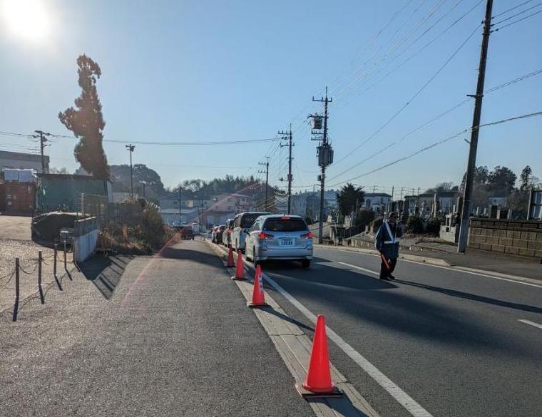 年末最終日のクリーンセンター入口の道路が入場待ちで渋滞している様子