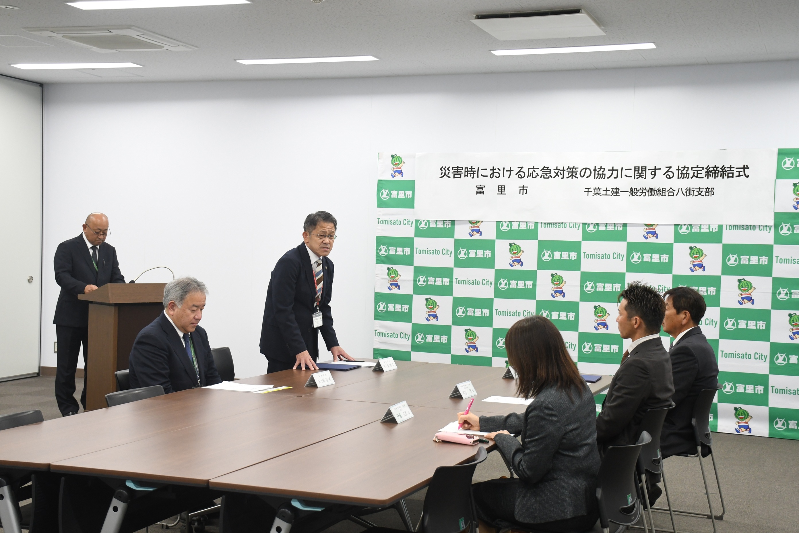 市長が挨拶している写真