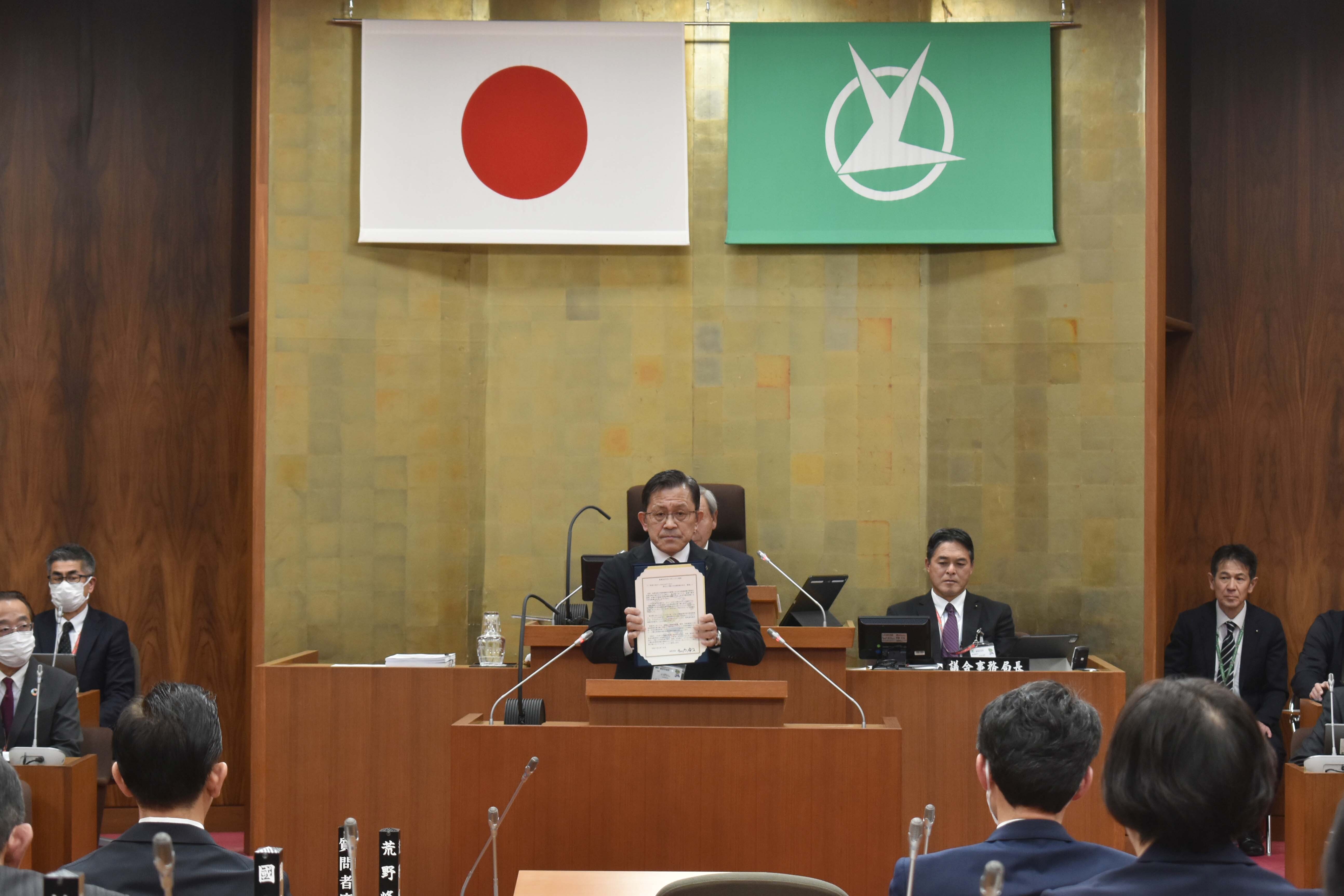 市長が議会にてゼロカーボンシティ宣言をする様子