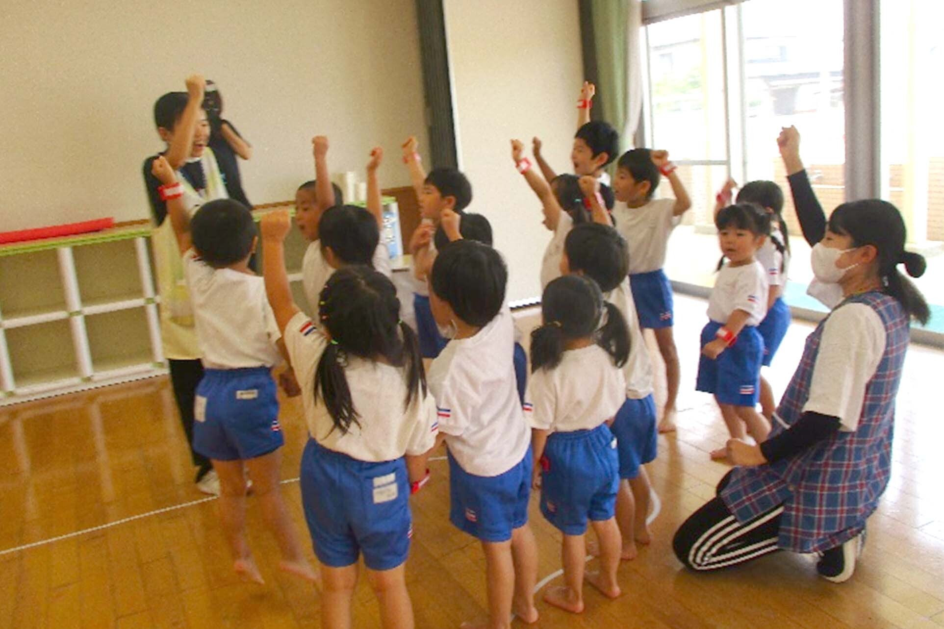 園児が遊んでいる様子