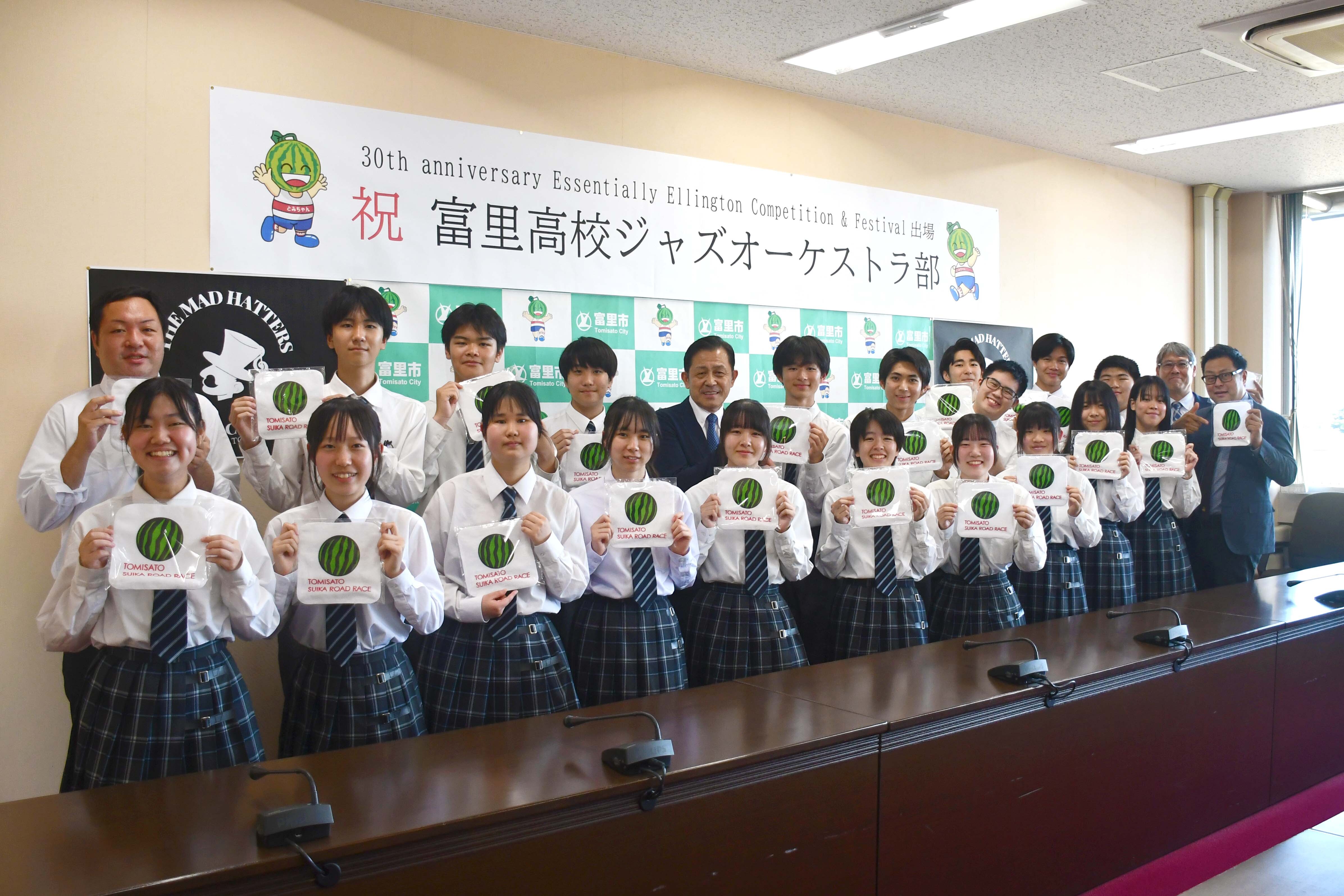 市長と富里高校の部員たちと講師が並んだ記念撮影の写真