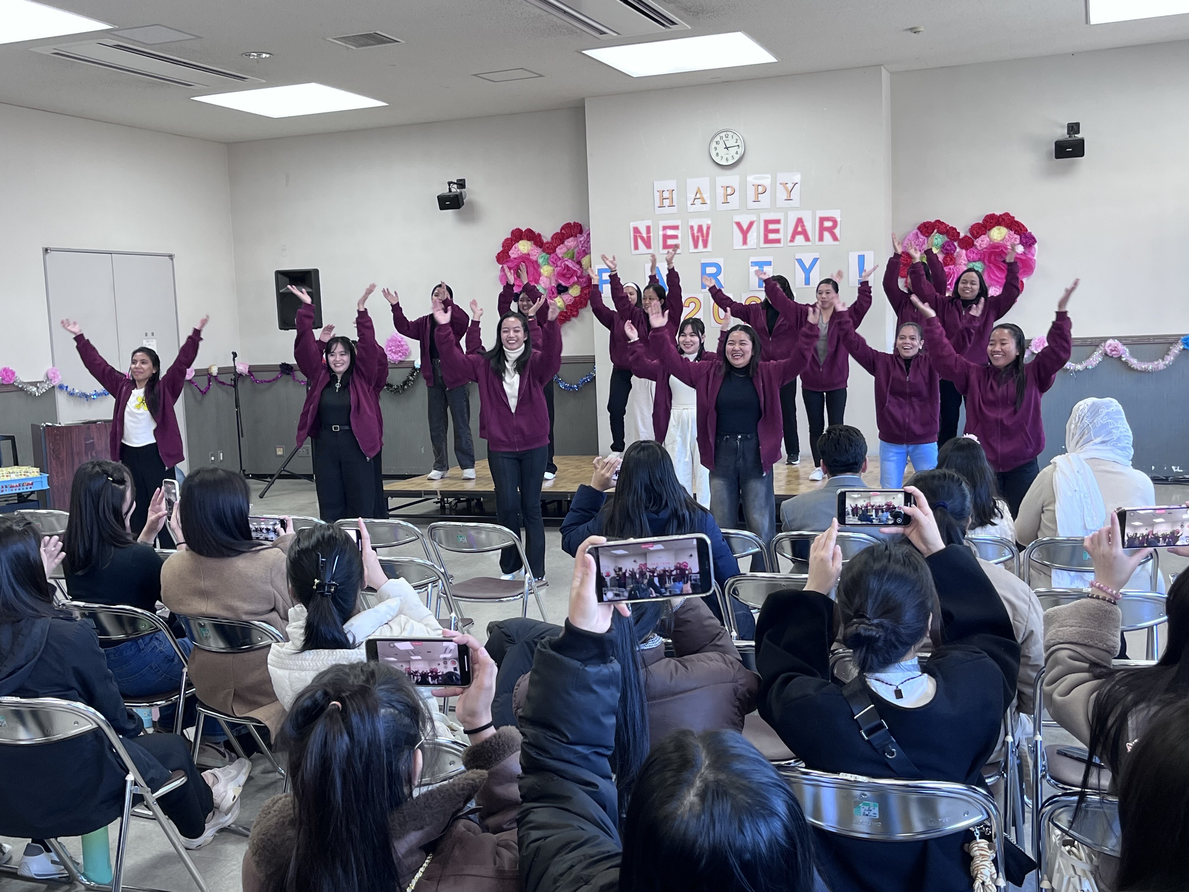 技能実習生たちがダンス披露をしている写真