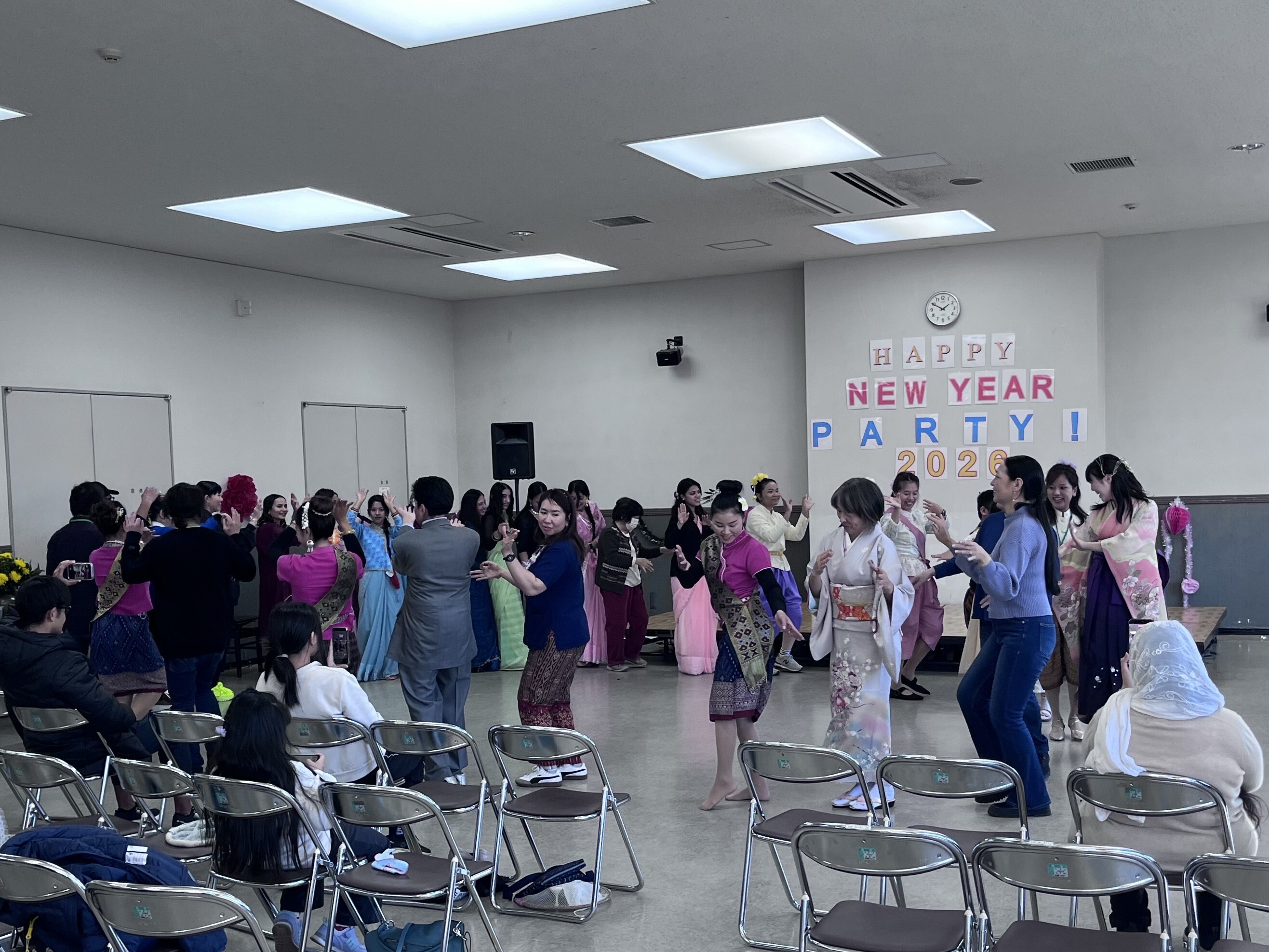 みんなでタイの盆踊りを踊っている写真