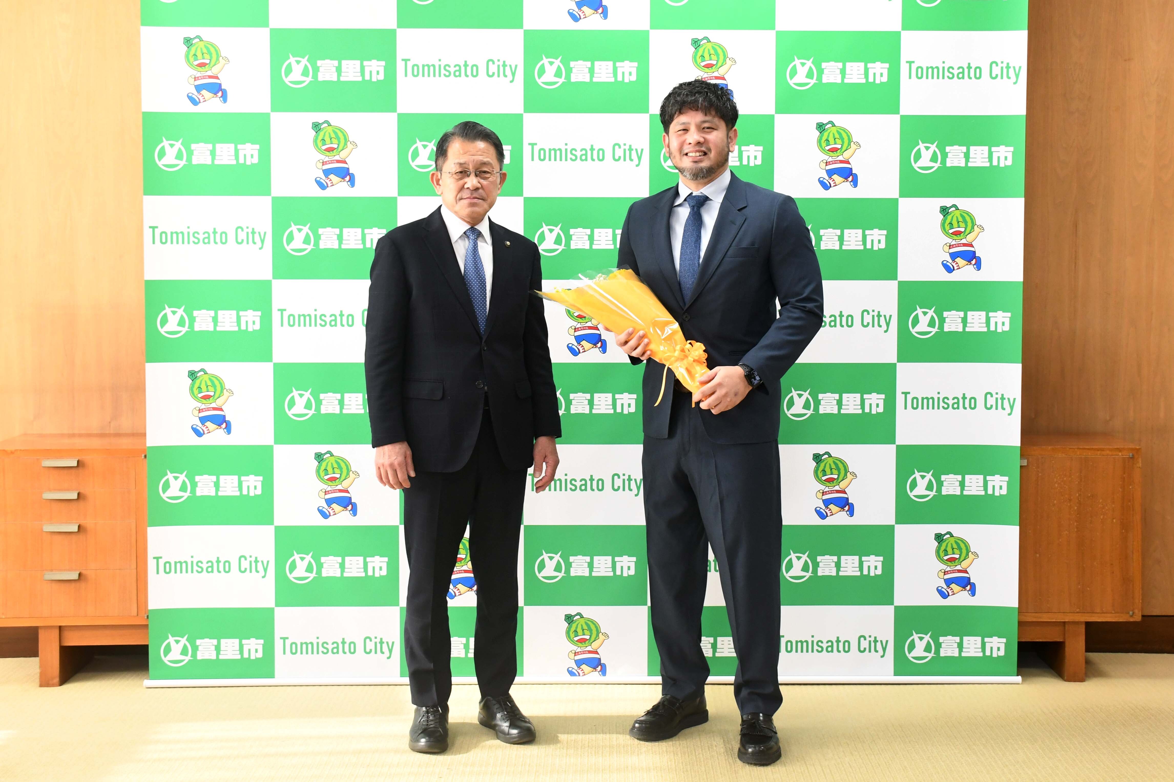 古城さん、五十嵐市長による記念撮影