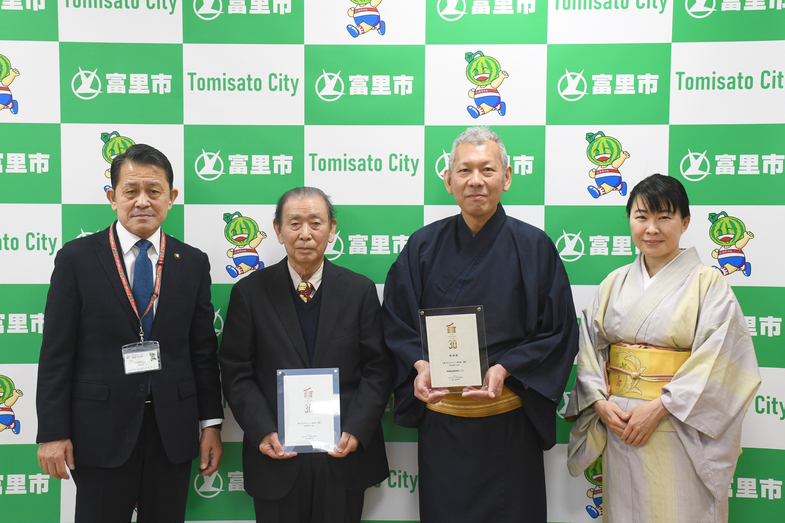 ちばガストロノミーAWARDで受賞・選出された皆様と五十嵐市長の集合写真