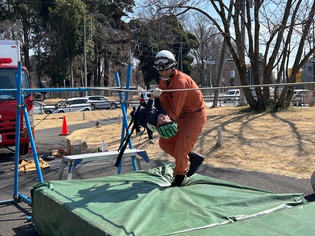ロープ渡過体験の様子
