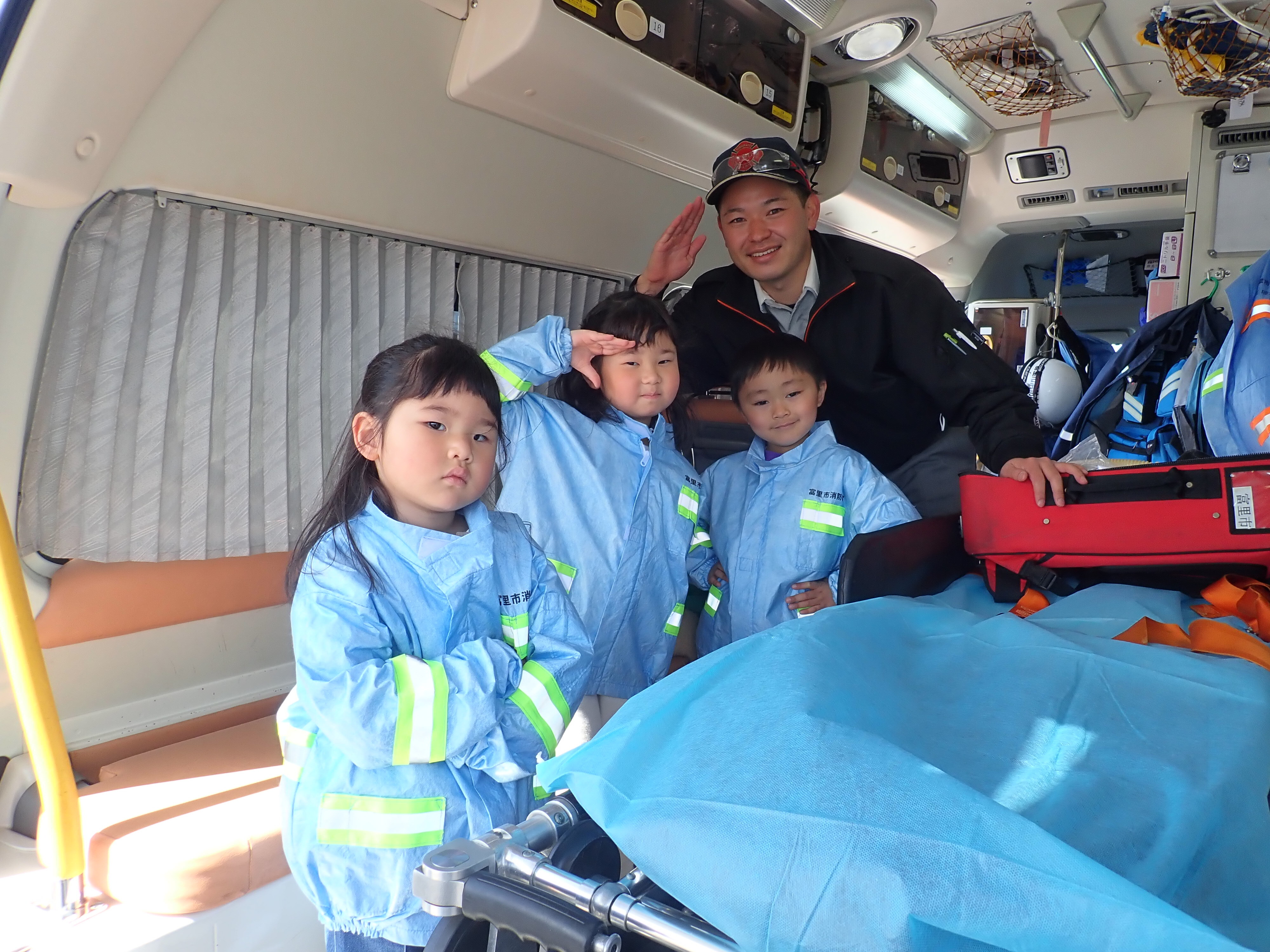 救急隊員体験の様子