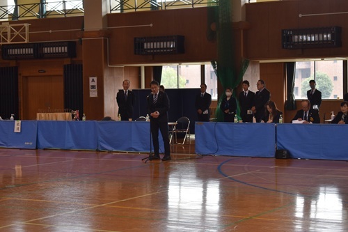 開会式で挨拶をする五十嵐市長