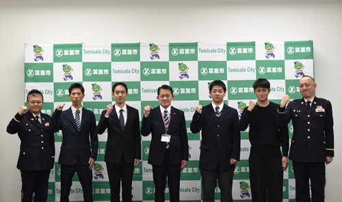 入隊予定者の皆さんと五十嵐市長の集合写真