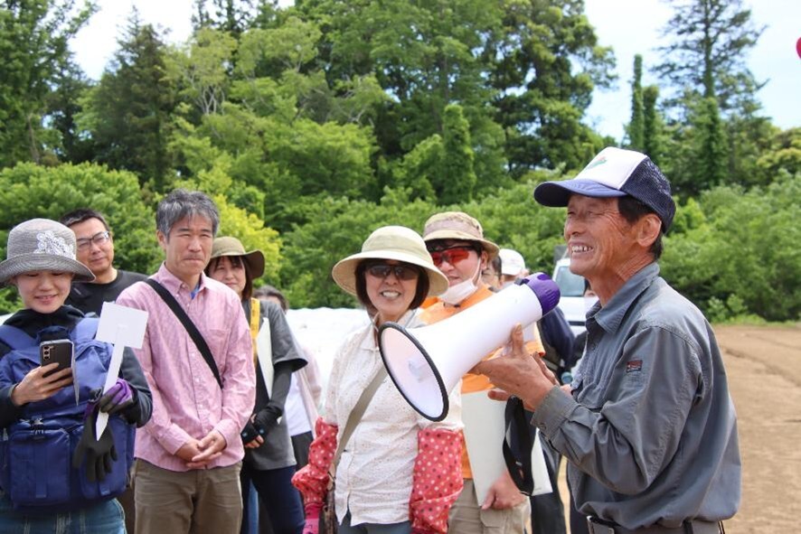 すいか農家さんが札付け体験の説明をする様子