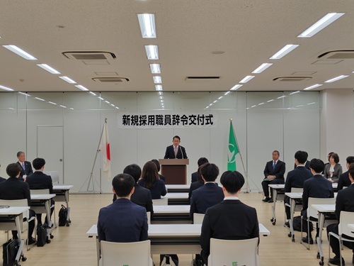 新規採用職員に向けて訓示を述べる五十嵐市長
