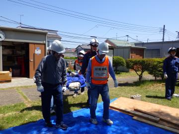 救出救護用資機材を使用し搬送している様子