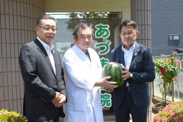 あづま醫院にて富里すいか寄贈
