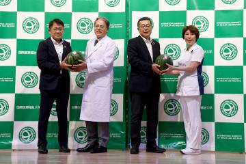 国際医療福祉大学成田病院にて富里すいか寄贈