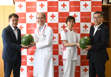 成田赤十字病院にて富里すいか寄贈