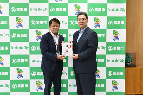 目録贈呈を行う五十嵐市長