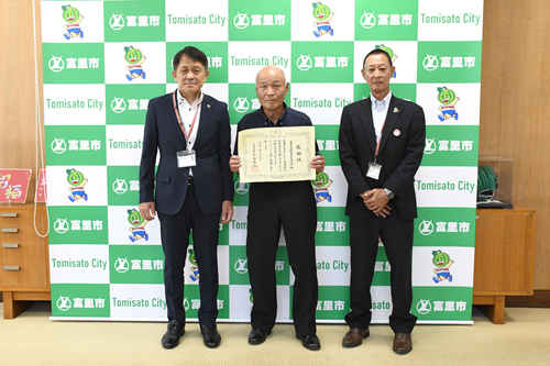 五十嵐市長、小峰様、髙山様の記念写真